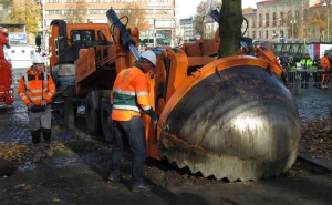 Trafikverket provlyfter träd i Allén 27 oktober 2015 som en del i förberedelserna för Västlänken.